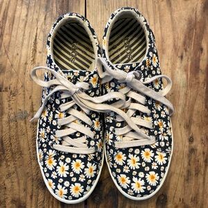 TAOS Starburst - navy with white daisy’s - SIZE 9